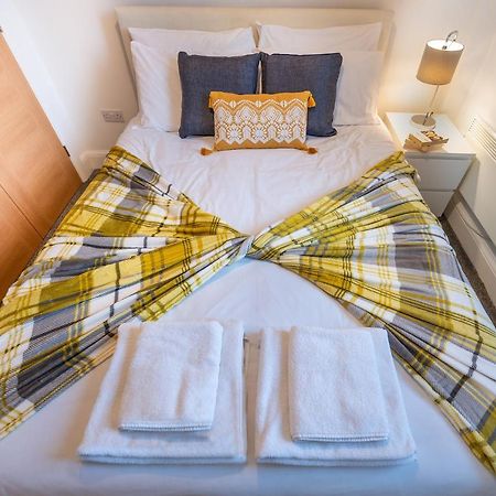 Modern & Spacious 2-Bed Flat With Secure Parking Ридинг Экстерьер фото