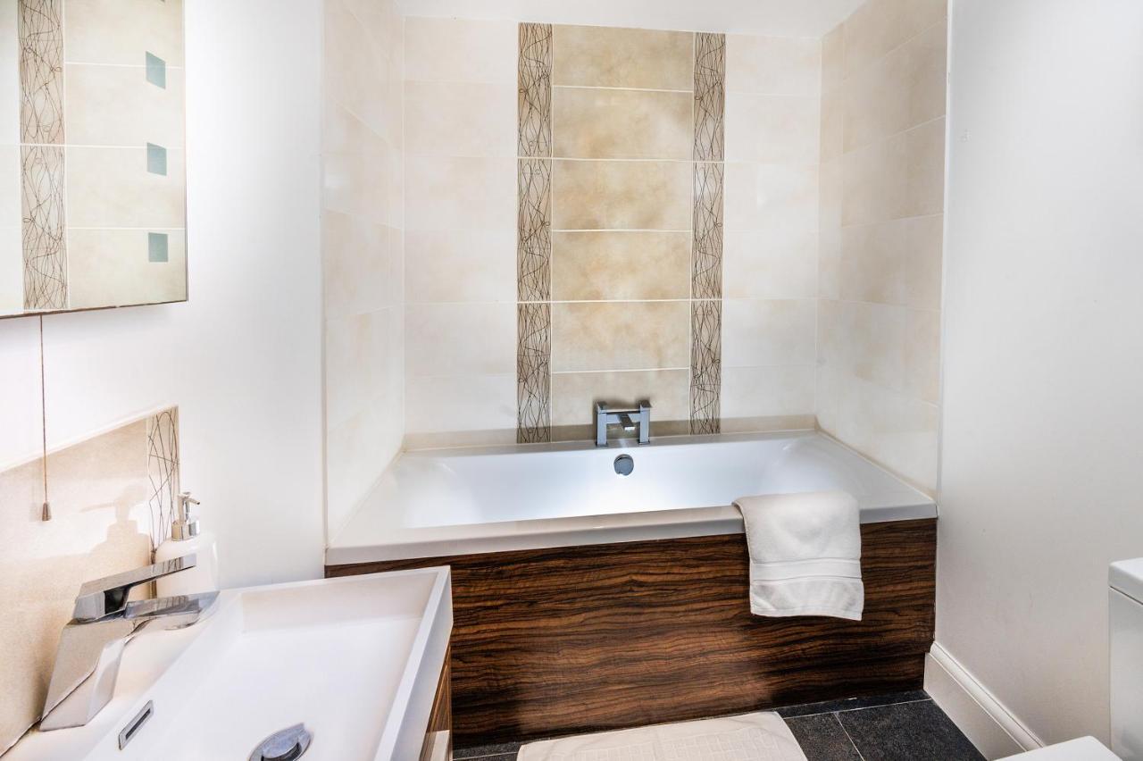 Modern & Spacious 2-Bed Flat With Secure Parking Ридинг Экстерьер фото