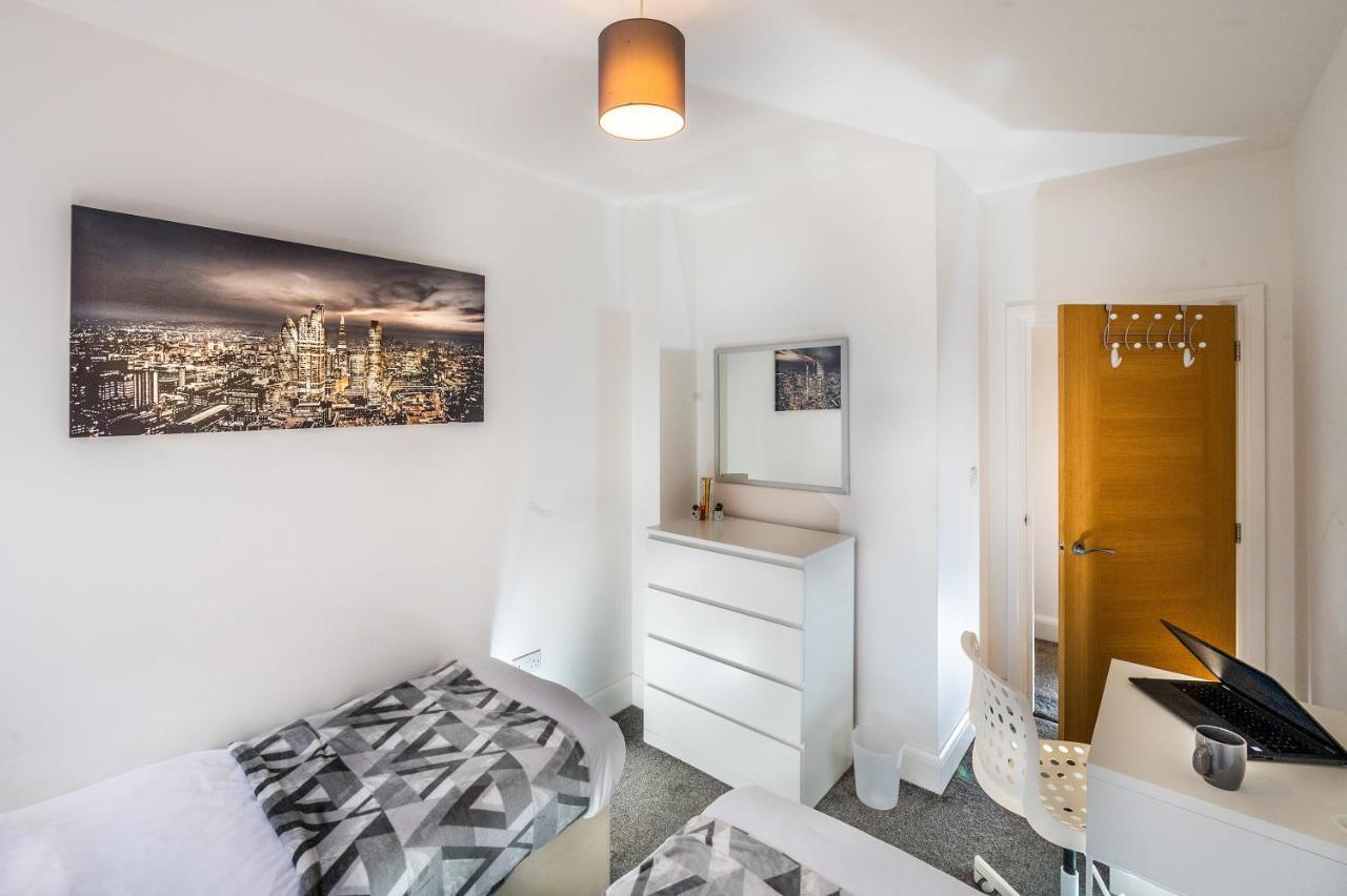 Modern & Spacious 2-Bed Flat With Secure Parking Ридинг Экстерьер фото