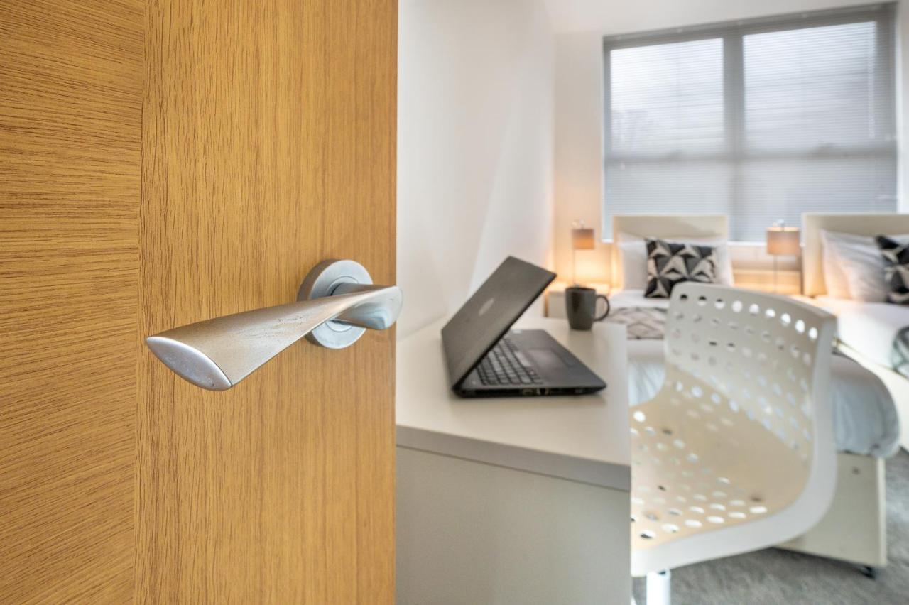 Modern & Spacious 2-Bed Flat With Secure Parking Ридинг Экстерьер фото