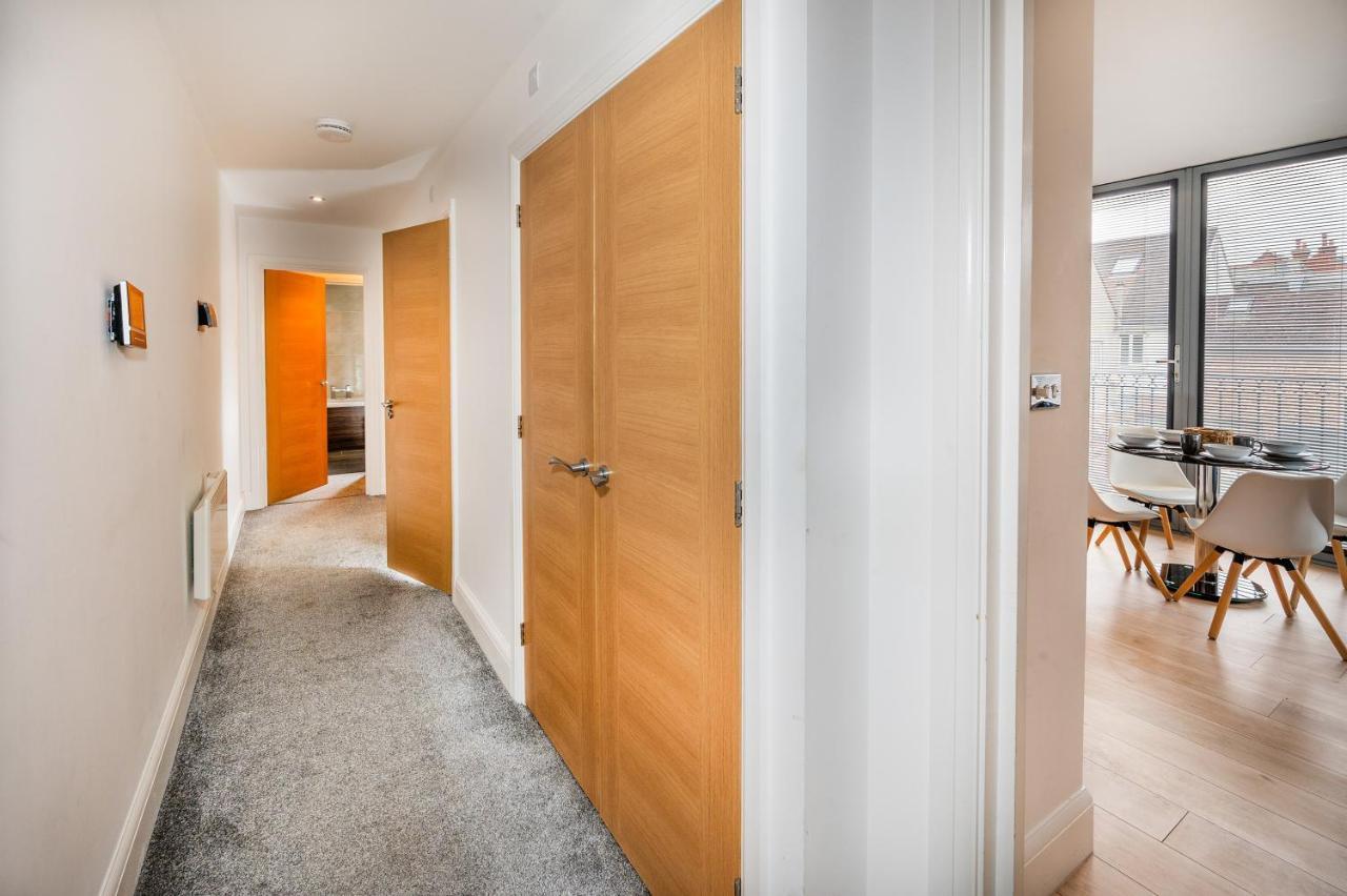 Modern & Spacious 2-Bed Flat With Secure Parking Ридинг Экстерьер фото